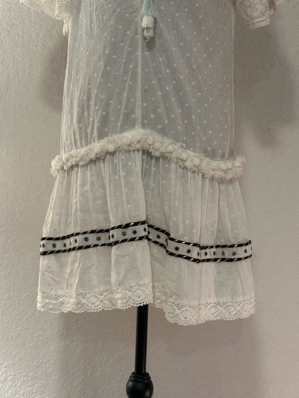 Boho Chic White Mini Dress with Lace Trim - Picture 4 of 4